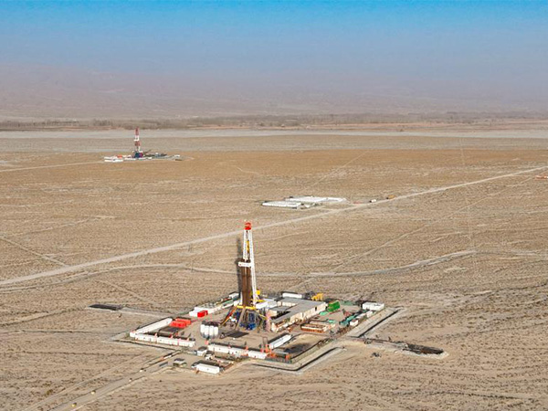 The Tarim Oilfield has put more than 100 new wells into production this year.(圖1) The Tarim Oilfield has put more than 100 new wells into production this year.(圖1)